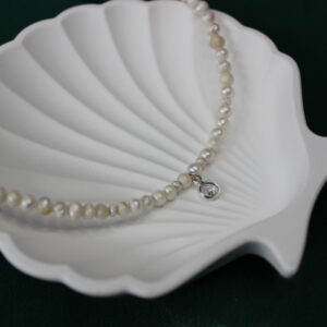 Naszyjnik z pereł hodowlanych z lśniącą zawieszką srebrny