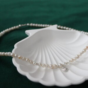 Naszyjnik z naturalnych pereł z zawieszką muszelką srebrny